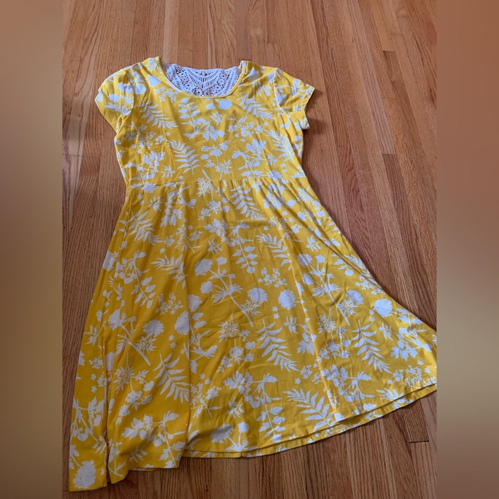 Women’s Bobbie brooks floral yellow dress with back design.